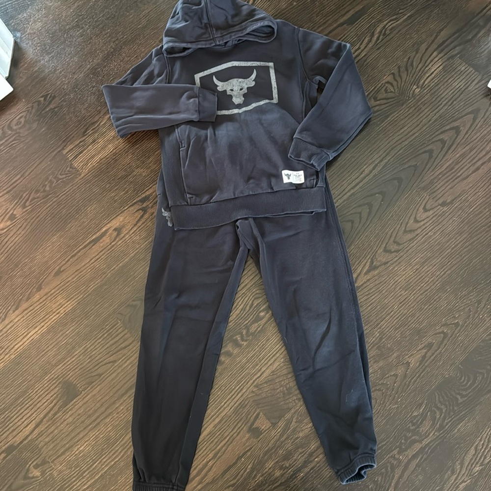 Size M Under Armour set, great used condition.